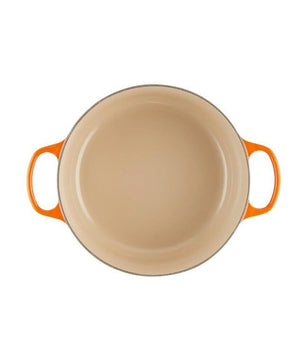 Le Creuset Signature Bräter in Orange - emailliertes Gusseisen mit farbigen Griffen, inspiriert vom ikonischen Design.