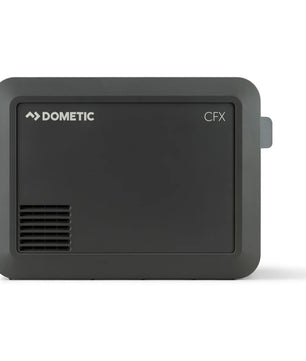 Vorderansicht der tragbaren Kühlbox „Dometic CFX5 Kompressor“ – schwarz mit Lüftungsöffnung und seitlichen Griffen von Dometic vor weißem Hintergrund.