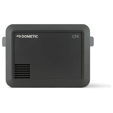 Vorderansicht der tragbaren Kühlbox „Dometic CFX5 Kompressor“ – schwarz mit Lüftungsöffnung und seitlichen Griffen von Dometic vor weißem Hintergrund.