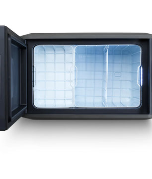Offene Dometic CFX5 Kompressor-Kühlbox in Schwarz mit leerem, beleuchtetem Innenraum und einer nach links öffnenden, seitlich angeschlagenen Tür – ideal als moderne Camping-Kühlbox.