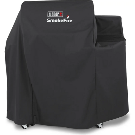 Die Weber Premium 7192 Abdeckhaube in Schwarz ist hier aus der Frontalansicht zu sehen, wie sie einen SmokeFire EX4-Grill bedeckt, wobei die Räder unten sichtbar sind – diese Grillabdeckung von Weber sorgt für zuverlässigen Schutz und eine stilvolle Optik.