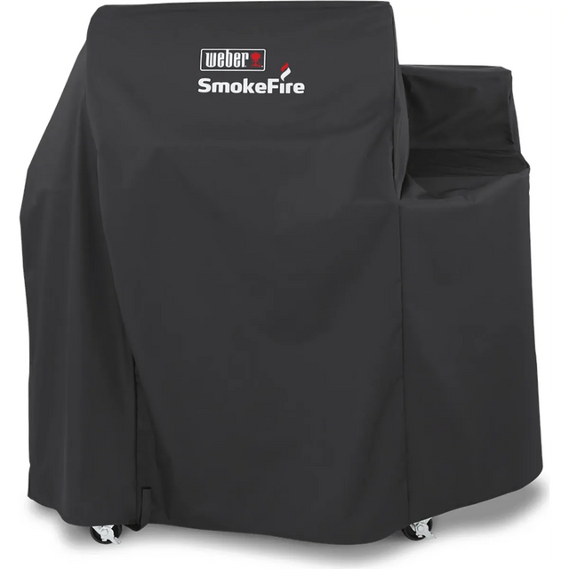 Die Weber Premium 7192 Abdeckhaube in Schwarz ist hier aus der Frontalansicht zu sehen, wie sie einen SmokeFire EX4-Grill bedeckt, wobei die Räder unten sichtbar sind – diese Grillabdeckung von Weber sorgt für zuverlässigen Schutz und eine stilvolle Optik.