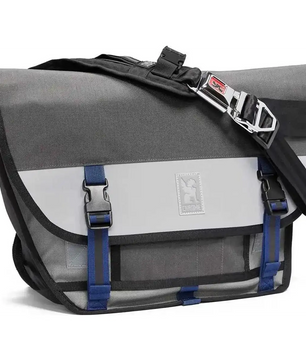 Die Chrome Mini Metro Kuriertasche in grau hat blaue Riemen, Schnallenverschlüsse und einen verstellbaren Schultergurt - perfekt als Fahrradkurier Tasche von Chrome.