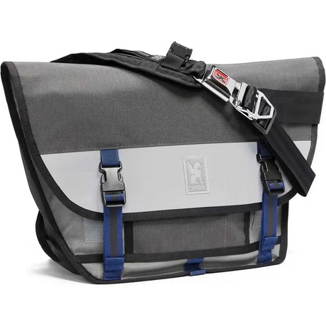 Die Chrome Mini Metro Kuriertasche in grau hat blaue Riemen, Schnallenverschlüsse und einen verstellbaren Schultergurt - perfekt als Fahrradkurier Tasche von Chrome.