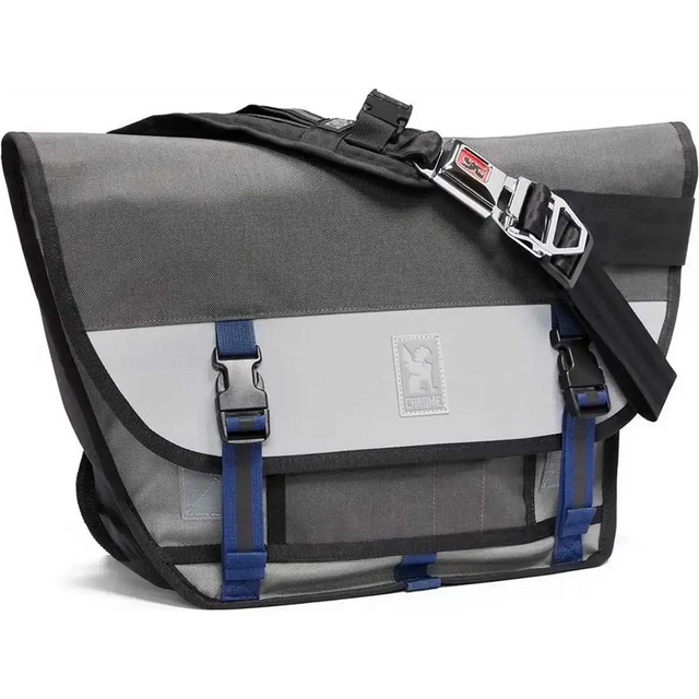 Die Chrome Mini Metro Kuriertasche in grau hat blaue Riemen, Schnallenverschlüsse und einen verstellbaren Schultergurt - perfekt als Fahrradkurier Tasche von Chrome.