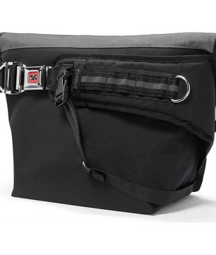 Die Chrome Industries Mini Metro Kuriertasche in grau verfügt über eine silberne Schnalle und einen Riemen, eine Reißverschlusstasche und ein Ring-Detail - eine stylische Kuriertasche von Chrome für urbane Radfahrer.