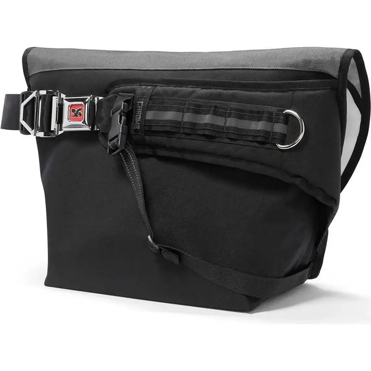 Die Chrome Industries Mini Metro Kuriertasche in grau verfügt über eine silberne Schnalle und einen Riemen, eine Reißverschlusstasche und ein Ring-Detail - eine stylische Kuriertasche von Chrome für urbane Radfahrer.