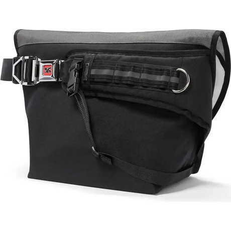 Die Chrome Industries Mini Metro Kuriertasche in grau verfügt über eine silberne Schnalle und einen Riemen, eine Reißverschlusstasche und ein Ring-Detail - eine stylische Kuriertasche von Chrome für urbane Radfahrer.