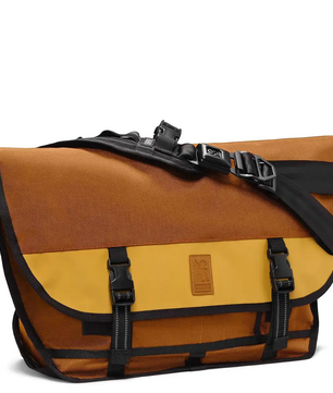 Die Chrome Citizen Crossbody Kuriertasche - braun von Chrome kombiniert klassisches Fahrradkurier-Design mit verstellbarem Schultergurt, schwarzen Schnallen und ist ideal für urbane Mobilität.