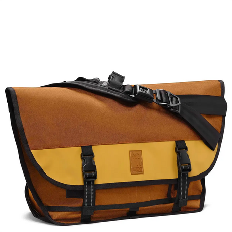 Die Chrome Citizen Crossbody Kuriertasche - braun von Chrome kombiniert klassisches Fahrradkurier-Design mit verstellbarem Schultergurt, schwarzen Schnallen und ist ideal für urbane Mobilität.