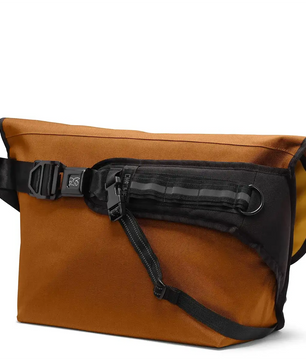 Die Chrome Citizen Crossbody Kuriertasche - braun von Chrome, eine braun-schwarze Kuriertasche mit Schnallenverschluss und diagonalem Riemen, ideal für Fahrradkuriere und urbane Mobilität, ist auf weißem Hintergrund abgebildet.