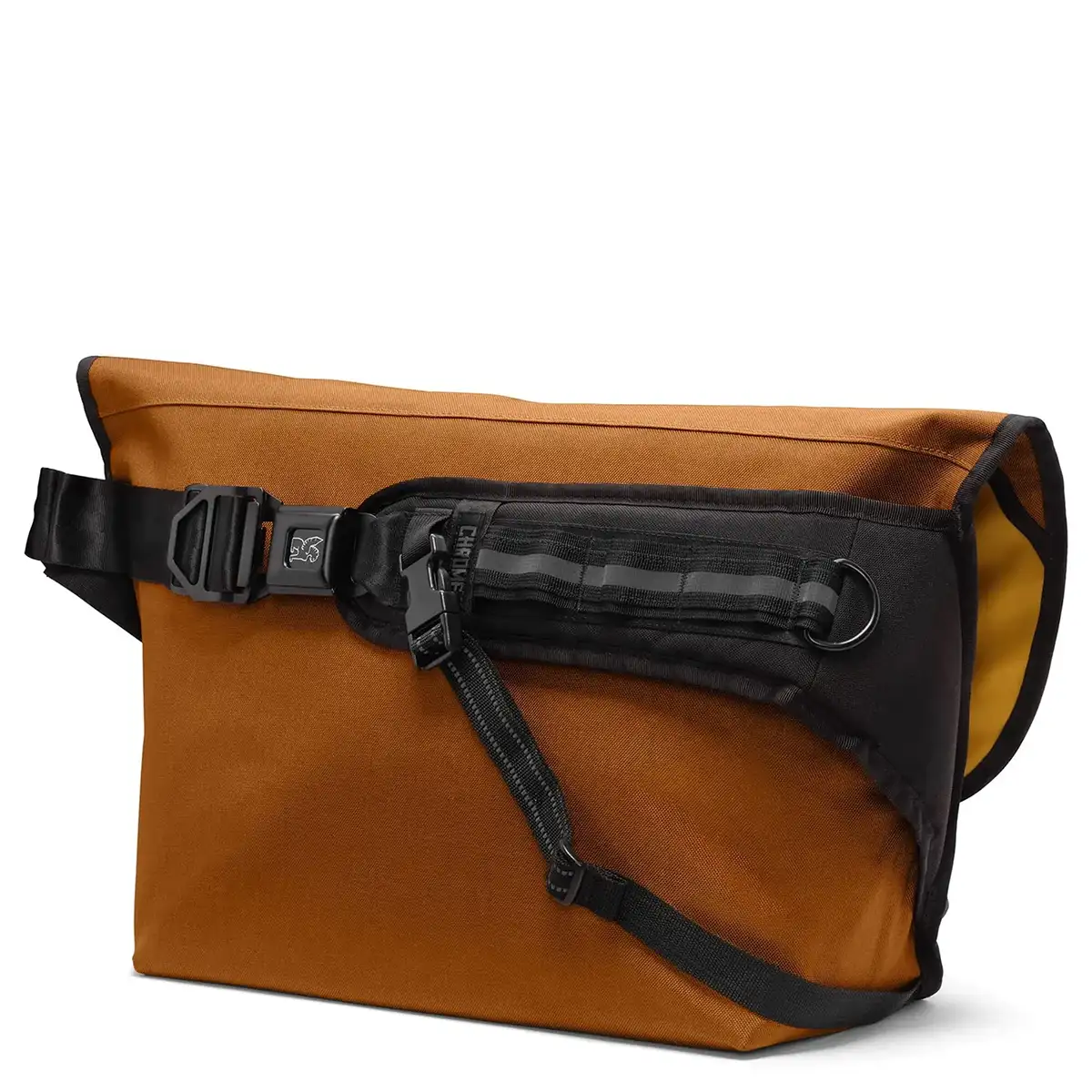 Die Chrome Citizen Crossbody Kuriertasche - braun von Chrome, eine braun-schwarze Kuriertasche mit Schnallenverschluss und diagonalem Riemen, ideal für Fahrradkuriere und urbane Mobilität, ist auf weißem Hintergrund abgebildet.