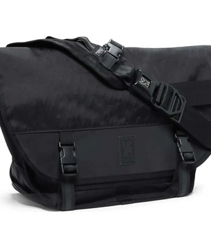 Die Chrome Mini Metro Kuriertasche in schwarz von Chrome mit verstellbarem Schultergurt, Klappverschluss und Schnallen ist die perfekte praktische Fahrradkurier Tasche.