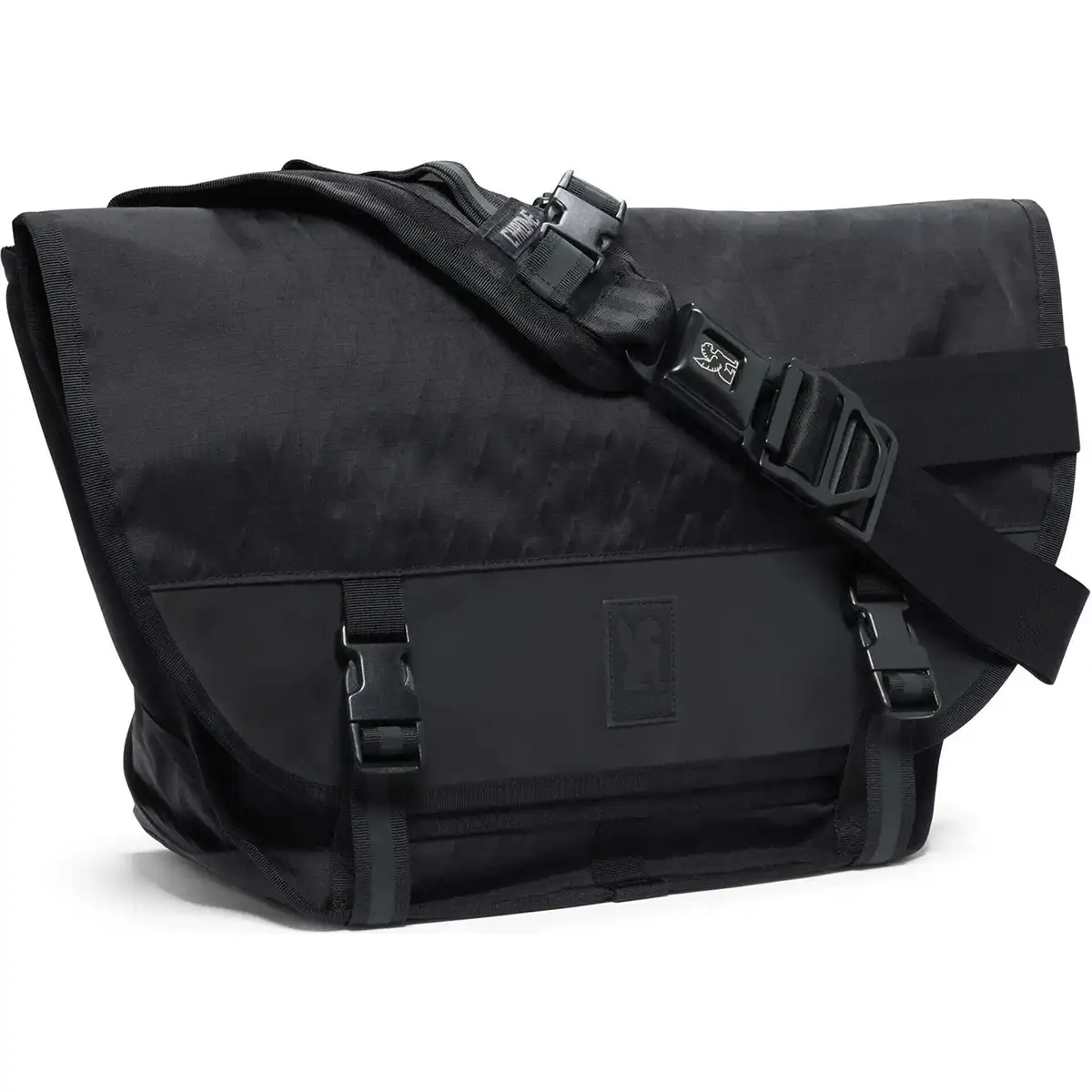 Die Chrome Mini Metro Kuriertasche in schwarz von Chrome mit verstellbarem Schultergurt, Klappverschluss und Schnallen ist die perfekte praktische Fahrradkurier Tasche.