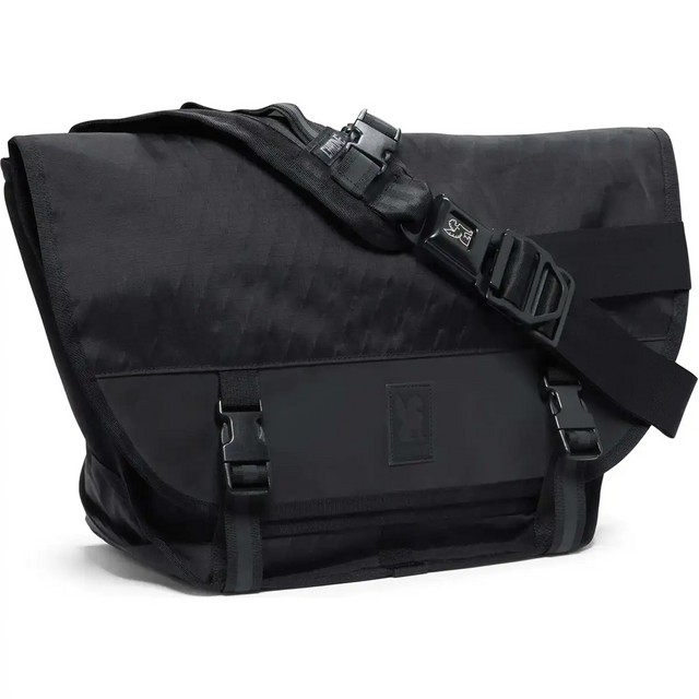 Die Chrome Mini Metro Kuriertasche in schwarz von Chrome mit verstellbarem Schultergurt, Klappverschluss und Schnallen ist die perfekte praktische Fahrradkurier Tasche.