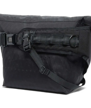 Die Chrome Industries Mini Metro Kuriertasche in schwarz verfügt über einen verstellbaren Riemen, eine seitliche Schnalle und ein minimalistisches Design - perfekt als Fahrradkurier Tasche.