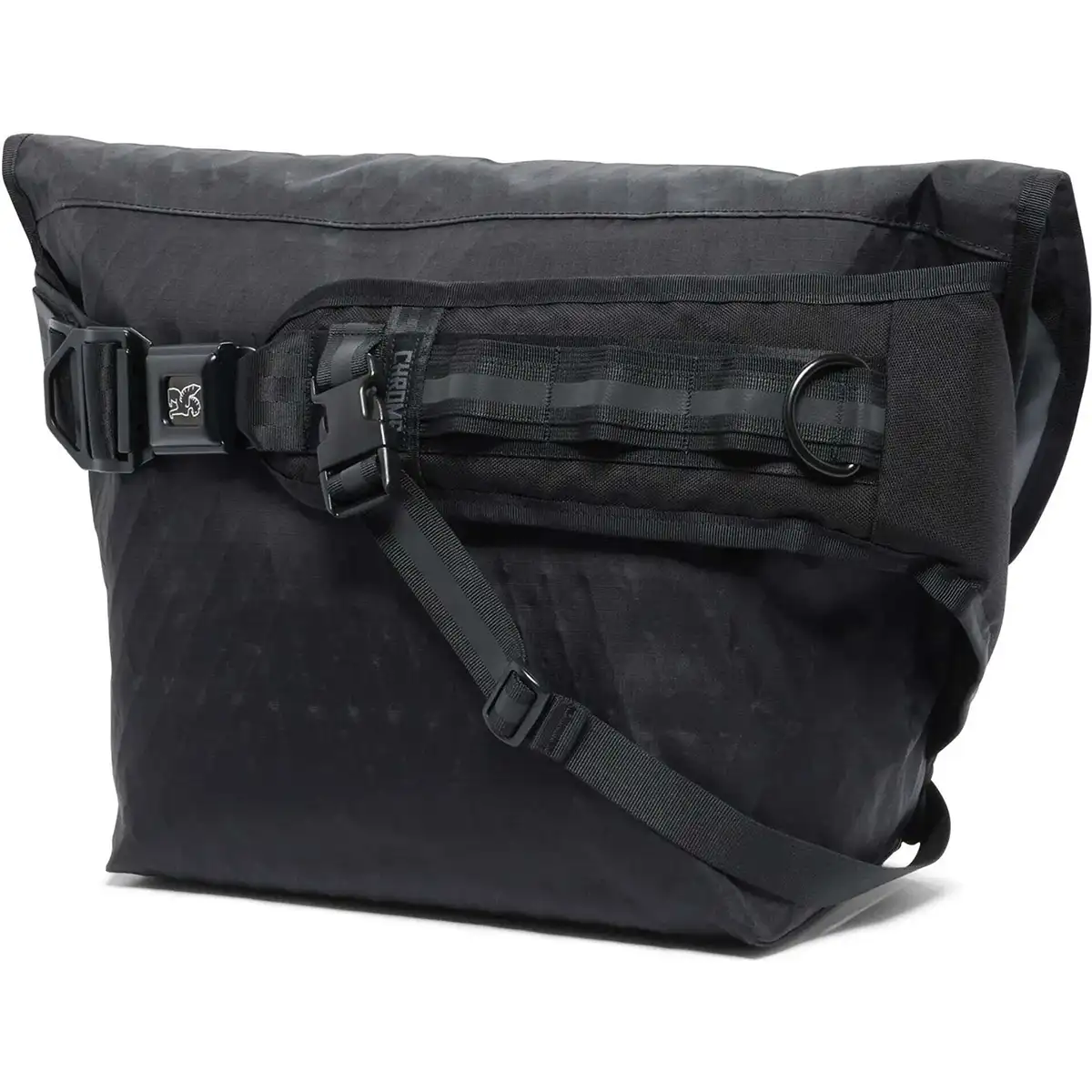 Die Chrome Industries Mini Metro Kuriertasche in schwarz verfügt über einen verstellbaren Riemen, eine seitliche Schnalle und ein minimalistisches Design - perfekt als Fahrradkurier Tasche.