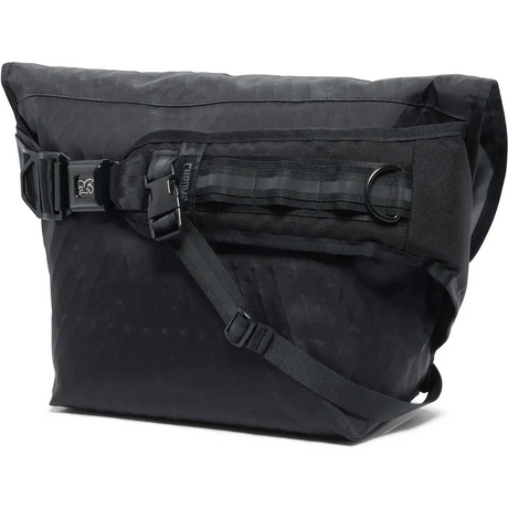 Die Chrome Industries Mini Metro Kuriertasche in schwarz verfügt über einen verstellbaren Riemen, eine seitliche Schnalle und ein minimalistisches Design - perfekt als Fahrradkurier Tasche.