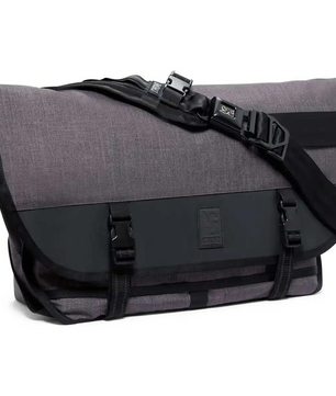 Die Chrome Citizen Kuriertasche - grau ist eine graue und schwarze Messenger Bag mit Schnallenverschluss, inspiriert von Fahrradkurieren - perfekt für urbane Mobilität.