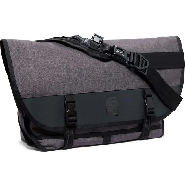 Die Chrome Citizen Kuriertasche - grau ist eine graue und schwarze Messenger Bag mit Schnallenverschluss, inspiriert von Fahrradkurieren - perfekt für urbane Mobilität.