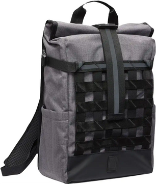 Der Chrome Barrage Rucksack - grau von Chrome besticht durch urbane Optik mit schwarzem Front-Webbing, Seitenfächern und Mittelband - stilvoll und funktional für den Alltag.