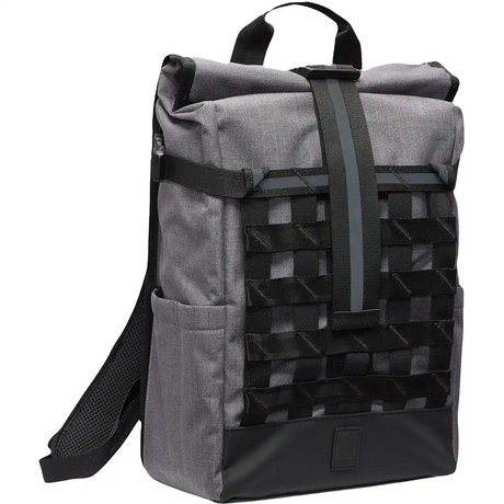 Der Chrome Barrage Rucksack - grau von Chrome besticht durch urbane Optik mit schwarzem Front-Webbing, Seitenfächern und Mittelband - stilvoll und funktional für den Alltag.