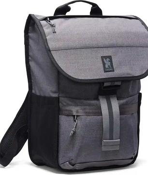 Der Chrome Corbet Rucksack - grau von Chrome bietet eine Frontklappe, Reißverschlusstaschen, einen Tragegriff und ein 16-Zoll-Laptopfach - ideal als Alltagsrucksack.