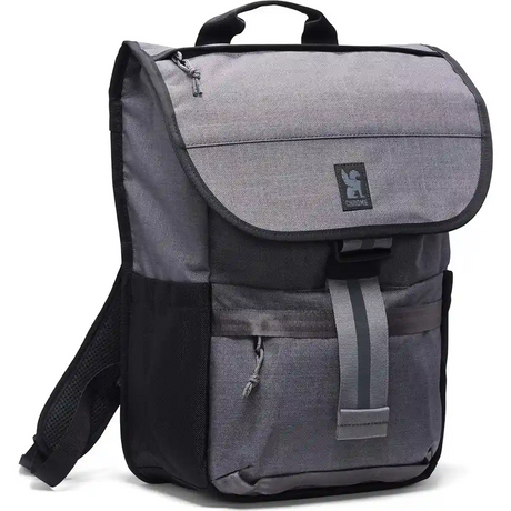Der Chrome Corbet Rucksack - grau von Chrome bietet eine Frontklappe, Reißverschlusstaschen, einen Tragegriff und ein 16-Zoll-Laptopfach - ideal als Alltagsrucksack.
