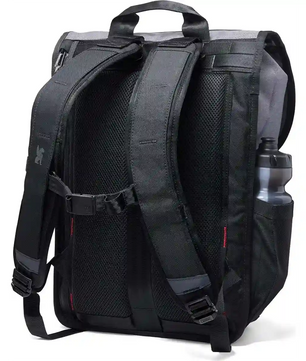 Der Chrome Corbet Rucksack - grau von Chrome verfügt über gepolsterte Schultergurte, Netzrücken, ein gepolstertes Laptopfach und eine Seitentasche für eine Wasserflasche - ideal als 24L Alltagsrucksack.