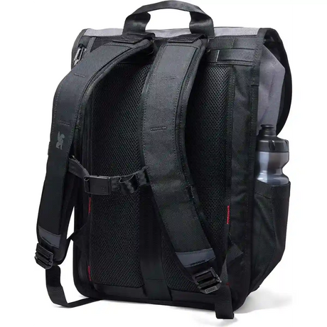 Der Chrome Corbet Rucksack - grau von Chrome verfügt über gepolsterte Schultergurte, Netzrücken, ein gepolstertes Laptopfach und eine Seitentasche für eine Wasserflasche - ideal als 24L Alltagsrucksack.