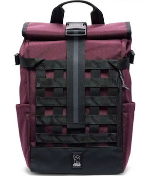 Der Chrome Barrage Rucksack - lila von Chrome verfügt über Gurtbänder auf der Vorderseite, ein urbanes Design und das Chrome-Logo auf der Unterseite.