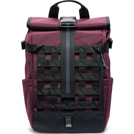 Der Chrome Barrage Rucksack - lila von Chrome verfügt über Gurtbänder auf der Vorderseite, ein urbanes Design und das Chrome-Logo auf der Unterseite.