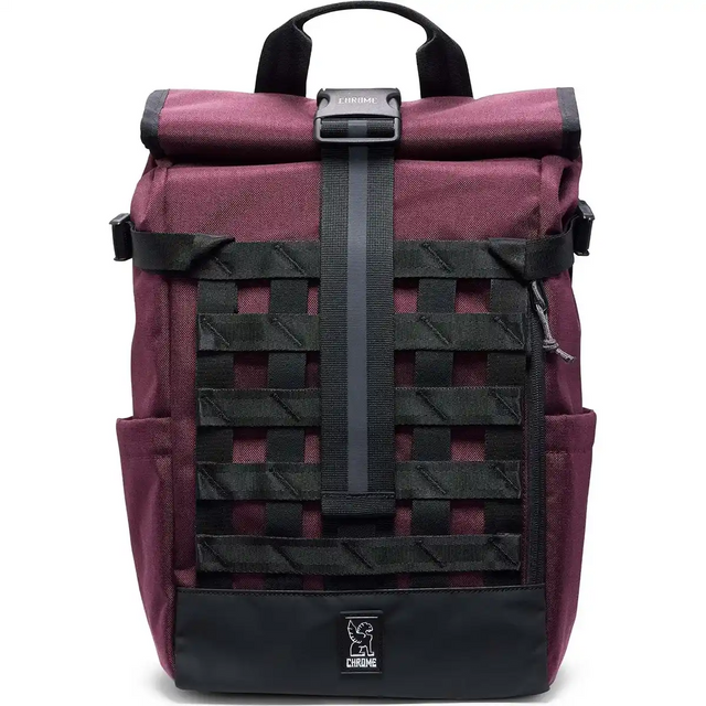 Der Chrome Barrage Rucksack - lila von Chrome verfügt über Gurtbänder auf der Vorderseite, ein urbanes Design und das Chrome-Logo auf der Unterseite.