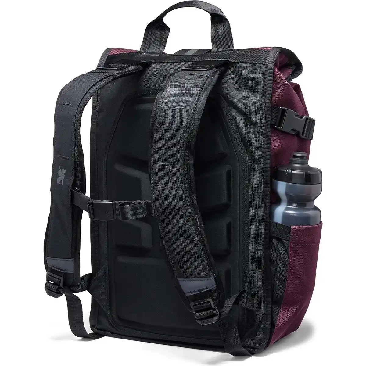 Der Chrome Barrage Rucksack - lila, hier von hinten mit gepolsterten Trägern und einer Wasserflasche in der Seitentasche, bietet ein urbanes Design, das ideal für Stadtabenteuer ist.