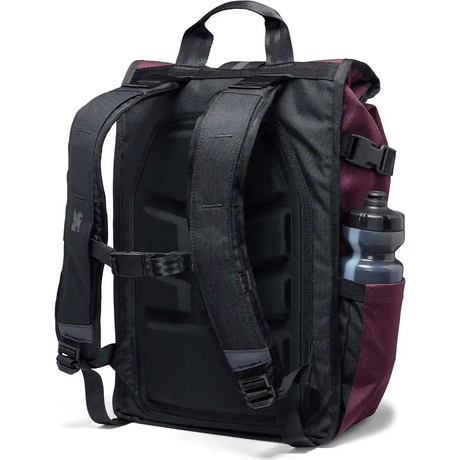 Der Chrome Barrage Rucksack - lila, hier von hinten mit gepolsterten Trägern und einer Wasserflasche in der Seitentasche, bietet ein urbanes Design, das ideal für Stadtabenteuer ist.
