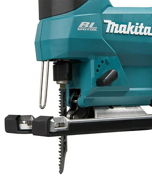 Nahaufnahme der Makita DJV184Z Akku-Pendelhubstichsäge in Blau, wobei das Sägeblatt und Teile des türkis-schwarzen Makita-Werkzeuggehäuses hervorgehoben sind.