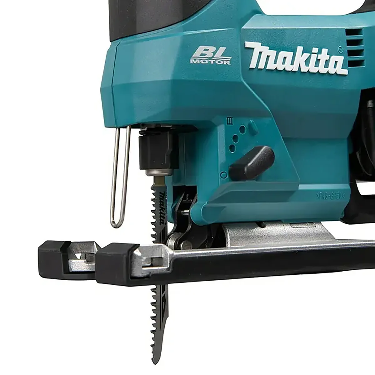 Nahaufnahme der Makita DJV184Z Akku-Pendelhubstichsäge in Blau, wobei das Sägeblatt und Teile des türkis-schwarzen Makita-Werkzeuggehäuses hervorgehoben sind.