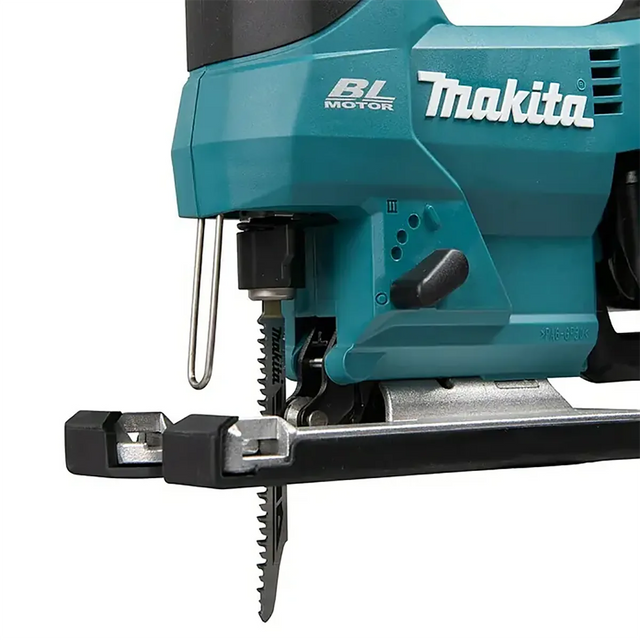Nahaufnahme der Makita DJV184Z Akku-Pendelhubstichsäge in Blau, wobei das Sägeblatt und Teile des türkis-schwarzen Makita-Werkzeuggehäuses hervorgehoben sind.