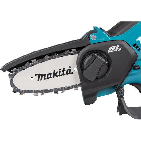 Nahaufnahme der Makita DUC101Z Akku-Astsäge - blaue Klinge und Kette, mit dem Makita-Markenzeichen und Einstellrad sichtbar - ideal für die präzise Gehölzpflege.