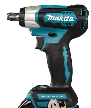 Ein Makita DTW181 Akku-Schlagschrauber von Makita mit bürstenlosem Motor und in markantem Blau ist in einer Nahaufnahme zu sehen.