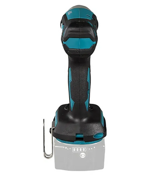 Akku-Bohrschrauber, Ansicht von oben, ohne eingesetzten Akku, mit Griff und Metall-Gürtelclip. Der Makita DTW181 Akku-Schlagschrauber – blau von Makita verfügt über einen bürstenlosen Motor für mehr Leistung und Effizienz.