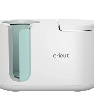 Die Cricut Mug Press Heizpresse in weiß von Cricut ist ideal für die Verwendung mit Ihrer Mug Press oder für die Herstellung von makellosen Sublimationstassen, mit einem schlanken Design und dem klassischen Cricut Logo.