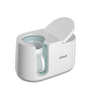 Die Cricut Mug Press Heizpresse - weiß von Cricut steht mit geöffnetem Deckel und hält einen weißen Becher im Inneren - perfekt für eine einwandfreie Wärmeübertragung.