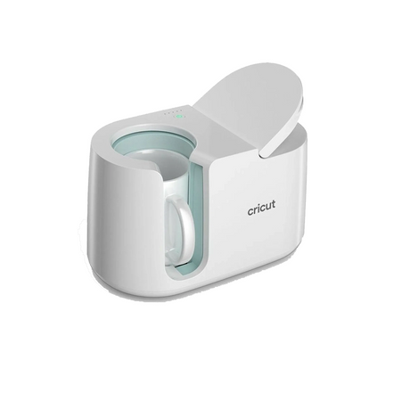 Die Cricut Mug Press Heizpresse - weiß von Cricut steht mit geöffnetem Deckel und hält einen weißen Becher im Inneren - perfekt für eine einwandfreie Wärmeübertragung.