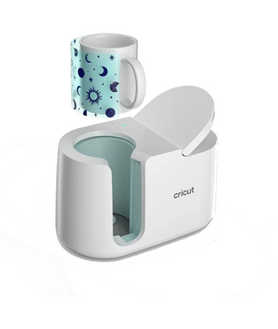 Die Cricut Mug Press Heizpresse - weiß von Cricut wird mit einem offenen Deckel und einem Becher mit Mond- und Sterndesign gezeigt - ideal zum Erstellen einzigartiger Sublimationstassen.