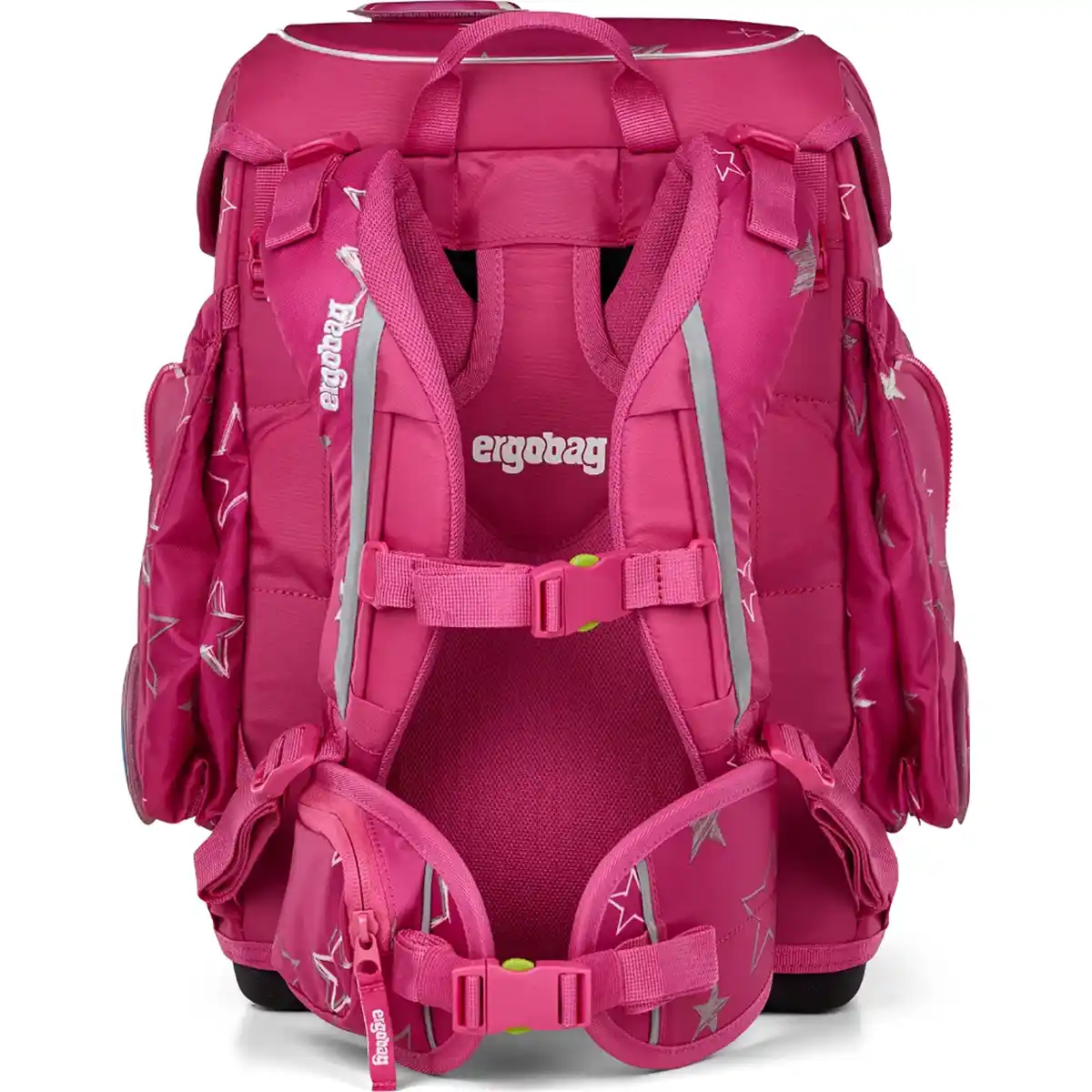 Der ergobag Cubo Set (2025) SternzauBär von ergobag ist ein leuchtend pinkfarbener Schulrucksack mit Sternenmuster, von hinten mit gepolsterten Trägern und einem verstellbaren Your-Size-System für eine perfekte Passform für Grundschulkinder.
