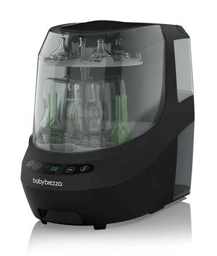 Der BABY BREZZA Bottle Washer Pro Dampfsterilisator in schwarz ist auf einem weißen Hintergrund mit Flaschen und Zubehörteilen im Inneren abgebildet.