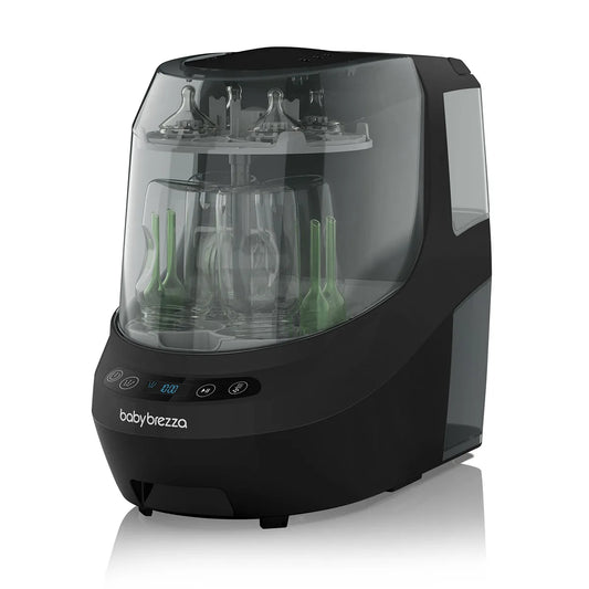 Der BABY BREZZA Bottle Washer Pro Dampfsterilisator in schwarz ist auf einem weißen Hintergrund mit Flaschen und Zubehörteilen im Inneren abgebildet.