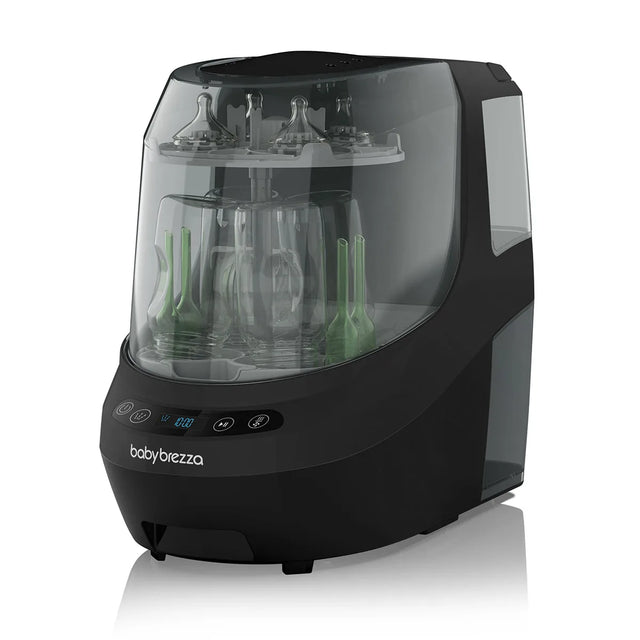 Der BABY BREZZA Bottle Washer Pro Dampfsterilisator in schwarz ist auf einem weißen Hintergrund mit Flaschen und Zubehörteilen im Inneren abgebildet.