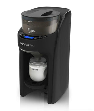 Der BABY BREZZA Formula Pro Advanced Flaschenzubereiter - schwarz ermöglicht eine einfache und präzise Milchzubereitung mit positionierter Flasche unter dem Auslauf.